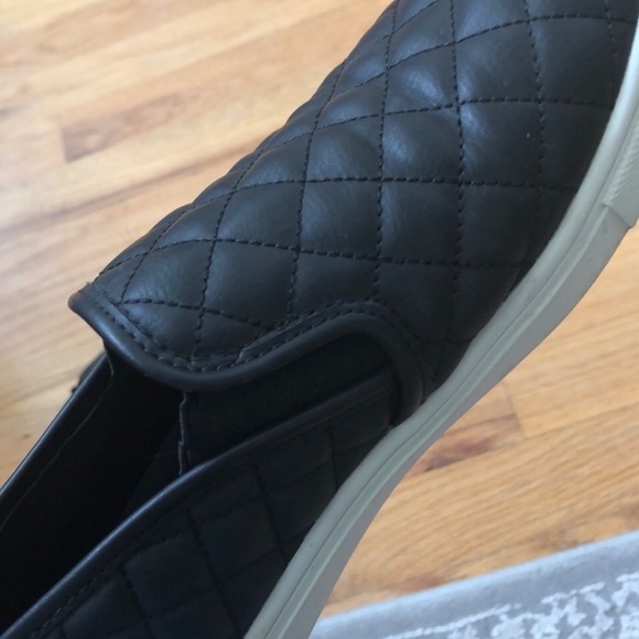 Steve Madden Slip Ons Black - Picture 4 of 6